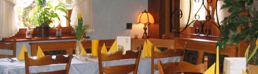 Feierlich gedeckter Tisch